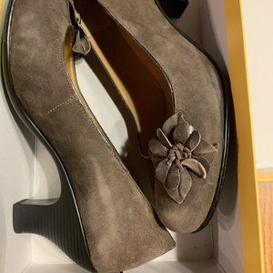 Softspots by Comfortiva Nimbus gray Sherise flower suede pumps shoes 9.5 M